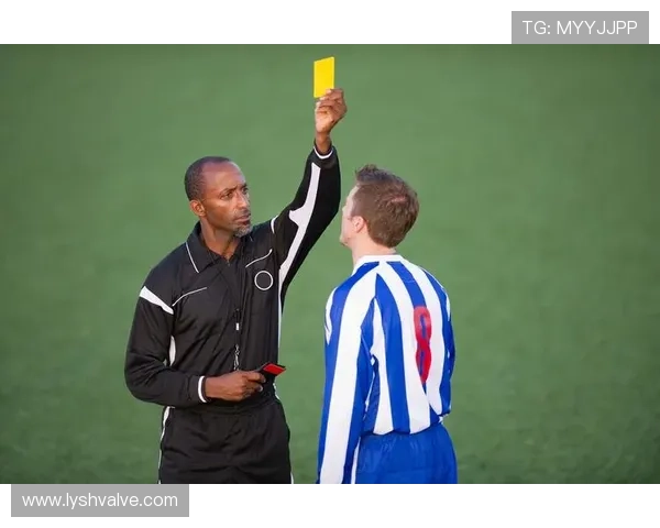 钟义浩身后放铲引争议主裁判判米特里策手球全场焦点再起波澜