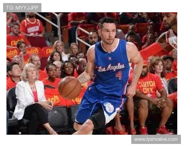 雷迪克称艾顿训练状态火热重点强化挡拆防守配合展现积极进步姿态